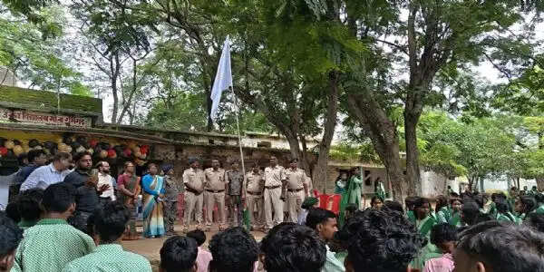 बाल विवाह, पॉक्सो, नशा और साइबर अपराध पर गोला पुलिस ने विद्यार्थियों को किया जागरूक