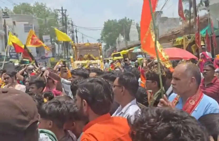 राजगढ़ः ब्यावरा में किन्नर समाज का आध्यात्मिक महाकुंभ, भव्य शोभायात्रा के साथ श्रीमद्भागवत कथा का शुभारंभ