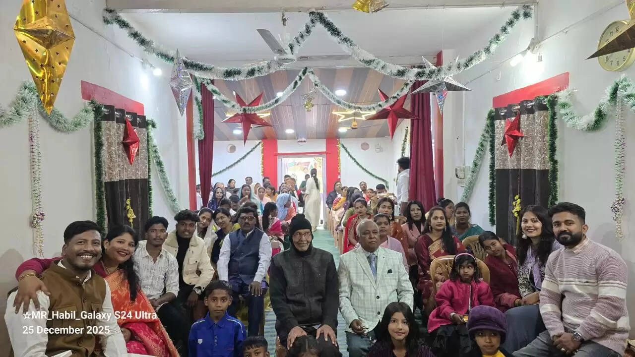 अनूपपुर: प्रभु यीशु का हुआ जन्म, गिरजाघरों में आयोजित हुई विशेष प्रार्थना सभाएं, उपहार देकर मना क्रिसमस का त्योहार