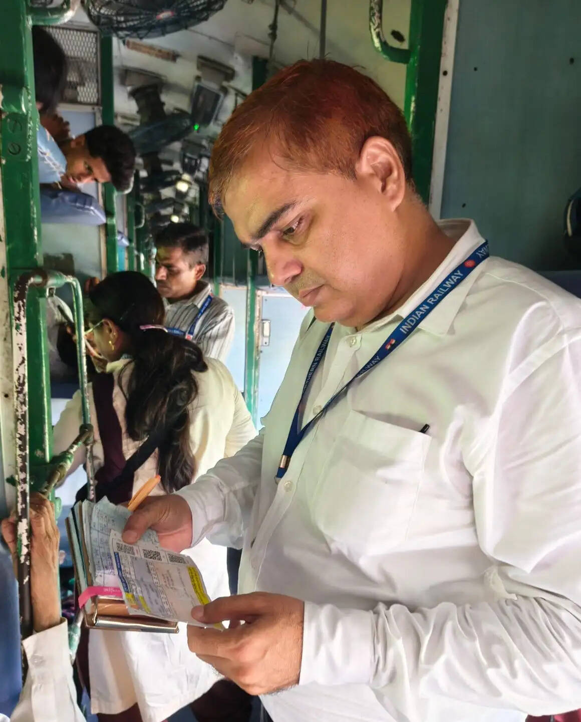 संडीला से बरेली के मध्य चला सघन टिकट चेकिंग अभियान, अर्जित हुआ 35,485 रुपये का रेल राजस्व