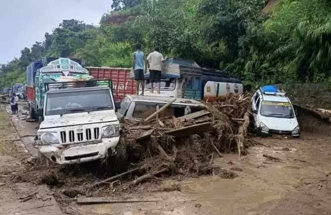 बादल फटने से एनएच-29 पर हुए भूस्खलन में छह लोगों की मौत