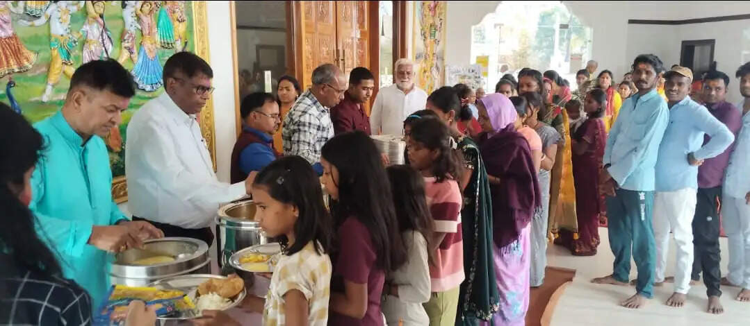 श्री राधाकृष्ण प्रणामी मंदिर में धूमधाम से मना अन्नपूर्णा महाप्रसाद