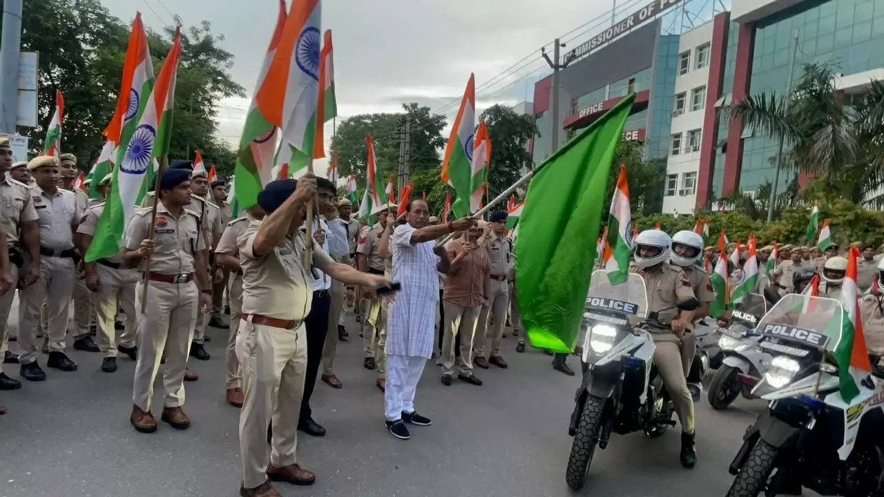 गुरुग्राम पुलिस की तिरंगा यात्रा को मंत्री डा. बनवारी लाल ने दिखाई झंडी