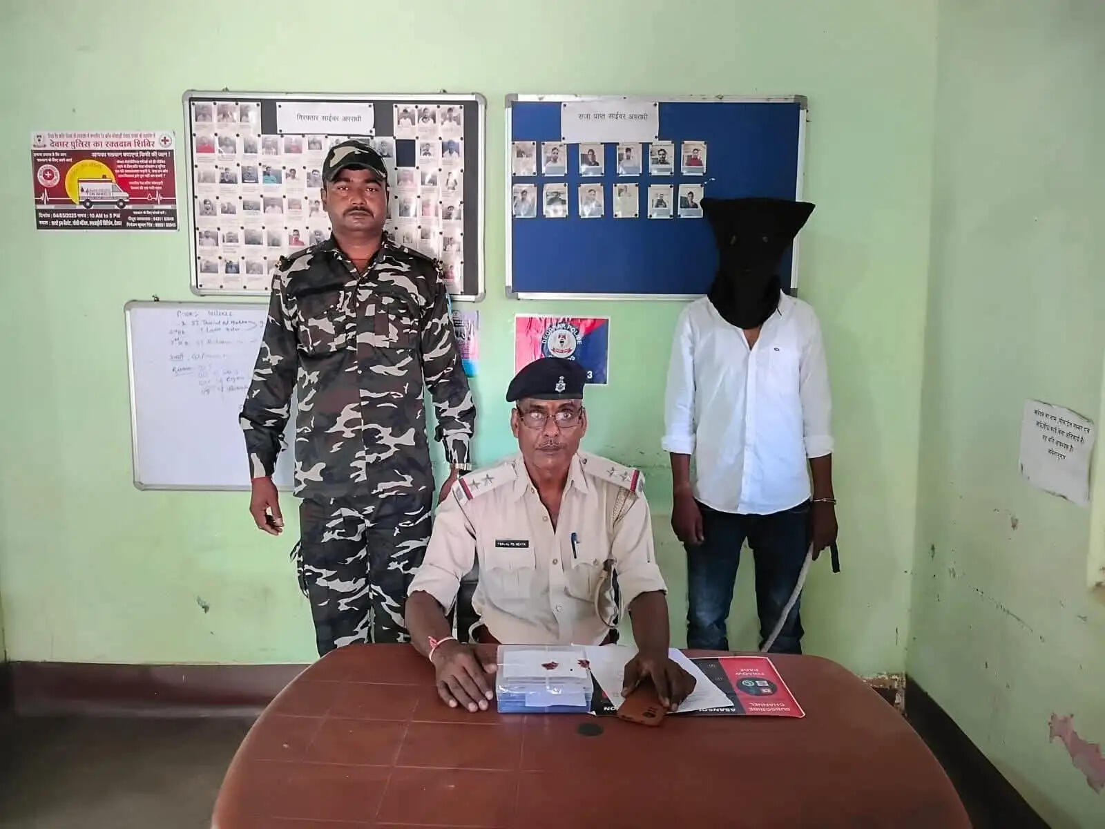 देवघर पुलिस ने फ़र्ज़ी कस्टमर केयर सर्विस बनाकर धोखाधड़ी करने वाले साइबर अपराधी को किया गिरफ़्तार