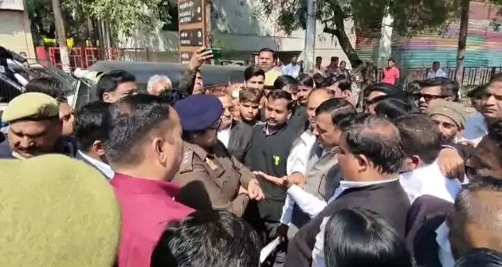 एमएसीटी कोर्ट स्थानांतरण और पूर्व मंत्री समेत अधिवक्ताओं पर मुकदमे के विरोध में वकीलों ने प्रदर्शन किया