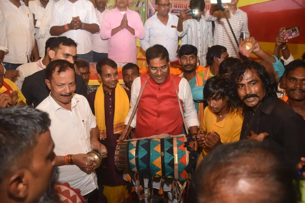 बाबा बसावन की भक्ति में रंगे कला-संस्कृति मंत्री डॉ. प्रमोद कुमार, मनोरियों संग जमकर झूमे