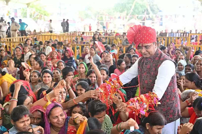 भोपालः विश्व के सबसे बड़ा रक्षाबंधन महोत्सव शुरू, पहले दिन 14 हज़ार बहनों ने मंत्री सारंग को बांधी राखी