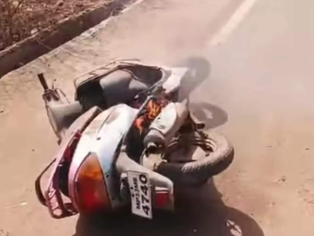 शिवपुरी : भीषण गर्मी का कहर: चलती स्कूटी में लगी आग, दो युवकों ने कूद कर बचाई जान