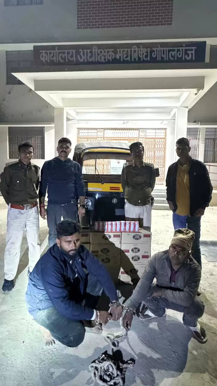 हाईकोर्ट के आदेश पर जब्त वाहनों की नीलामी मामले में ईओयू की टीम गोपालगंज उत्पाद कार्यालय पहुंची