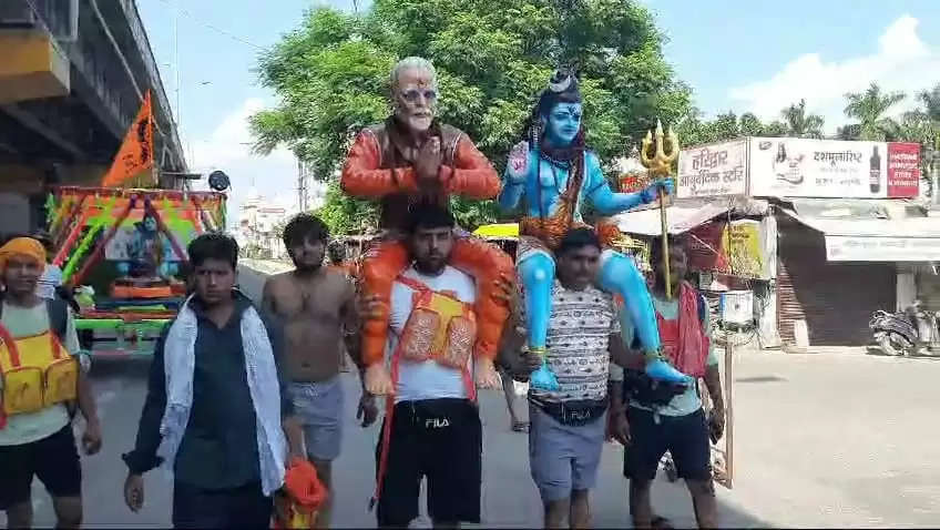 कांवड़ियों का अलग अंदाज: एक के कंधे पर भगवान शिव और दूसरे के कंधे पर प्रधानमंत्री मोदी की मूर्ति