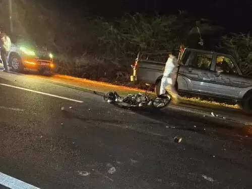 ट्रक की टक्कर से सरपंच व चचेरे भाई की मौत, दोस्त गंभीर