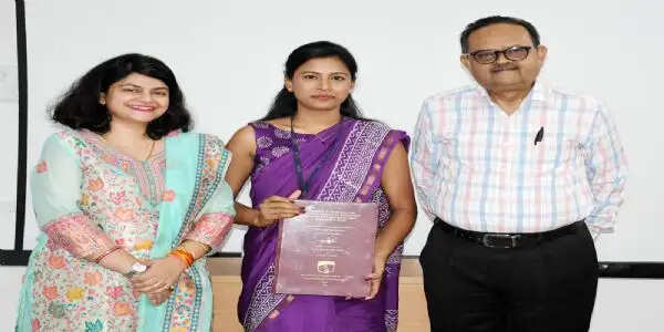 बिहार में पुपरी की बेटी डॉ दीपशिखा ने जनसंचार में पीएचडी प्राप्त कर बढ़ाया क्षेत्र का मान