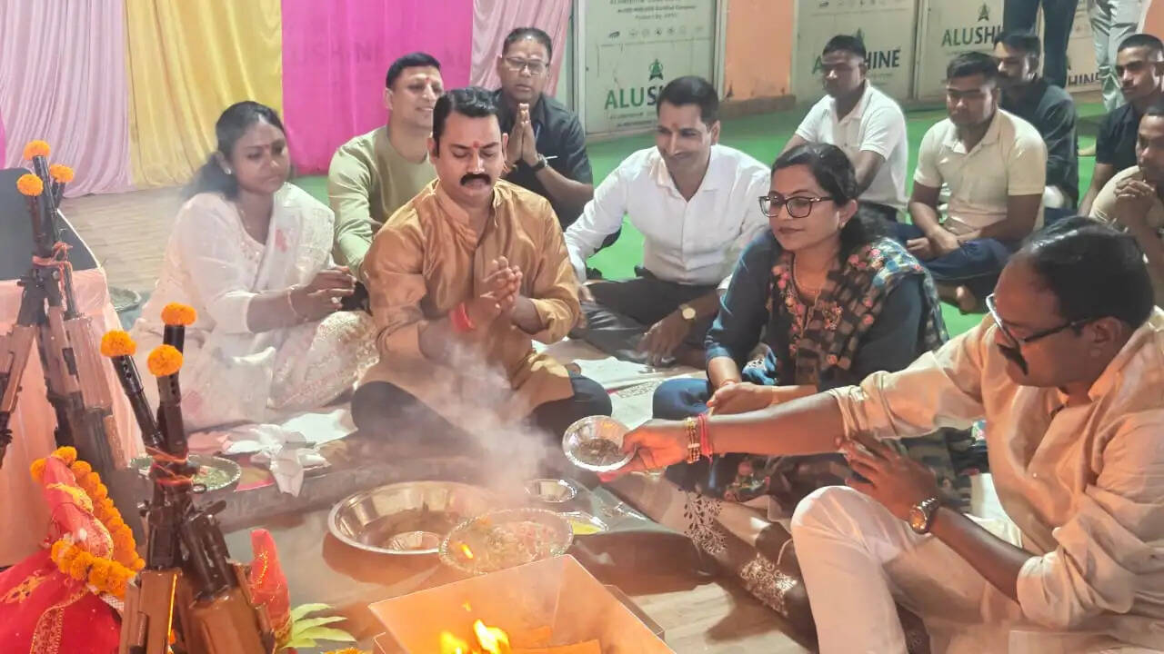 सक्ती में विजयादशमी पर शस्त्र पूजा: कलेक्टर जयश्री जैन और एसपी प्रफुल्ल कुमार ठाकुर ने की पूजा-अर्चना