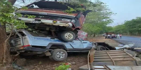 अनियंत्रित फायर ब्रिगेड वाहन क्रूजर पर चढ़ी, चालक की मौत