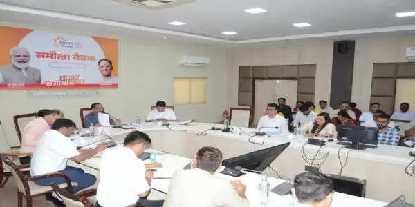 कलेक्टर डॉ. गौरव सिंह ने ली राजस्व विभाग की समीक्षा बैठक