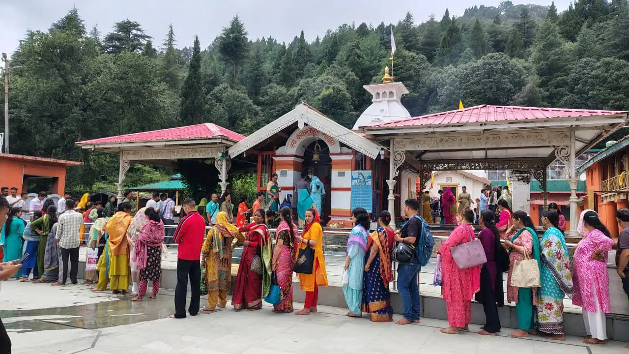 सावन के पहले सोमवार पर शिवालयों में उमड़े श्रद्धालु