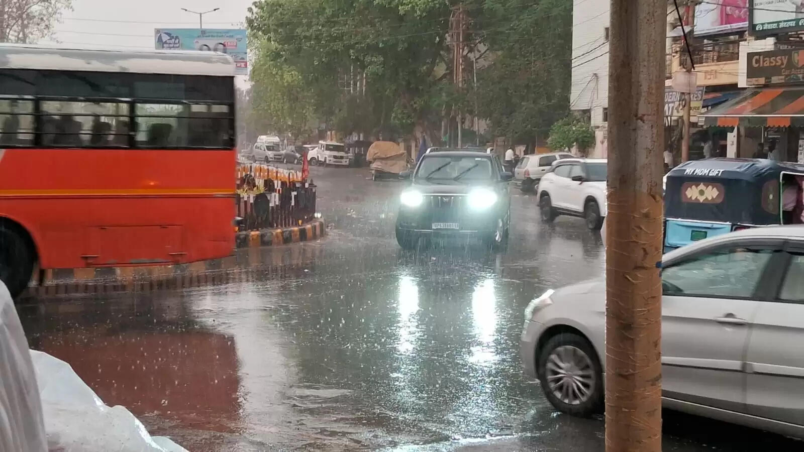 वाराणसी सहित पूर्वांचल में बदला मौसम, आंधी और बारिश से किसानों की बढ़ी चिंता