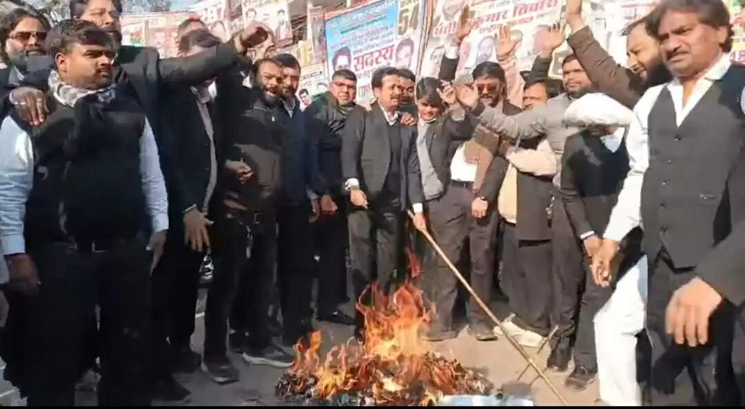 एक हजार मानव बम भेजने की धमकी का विरोध, अधिवक्ताओं ने फूंका आतंकी मसूद अजहर का पुतला