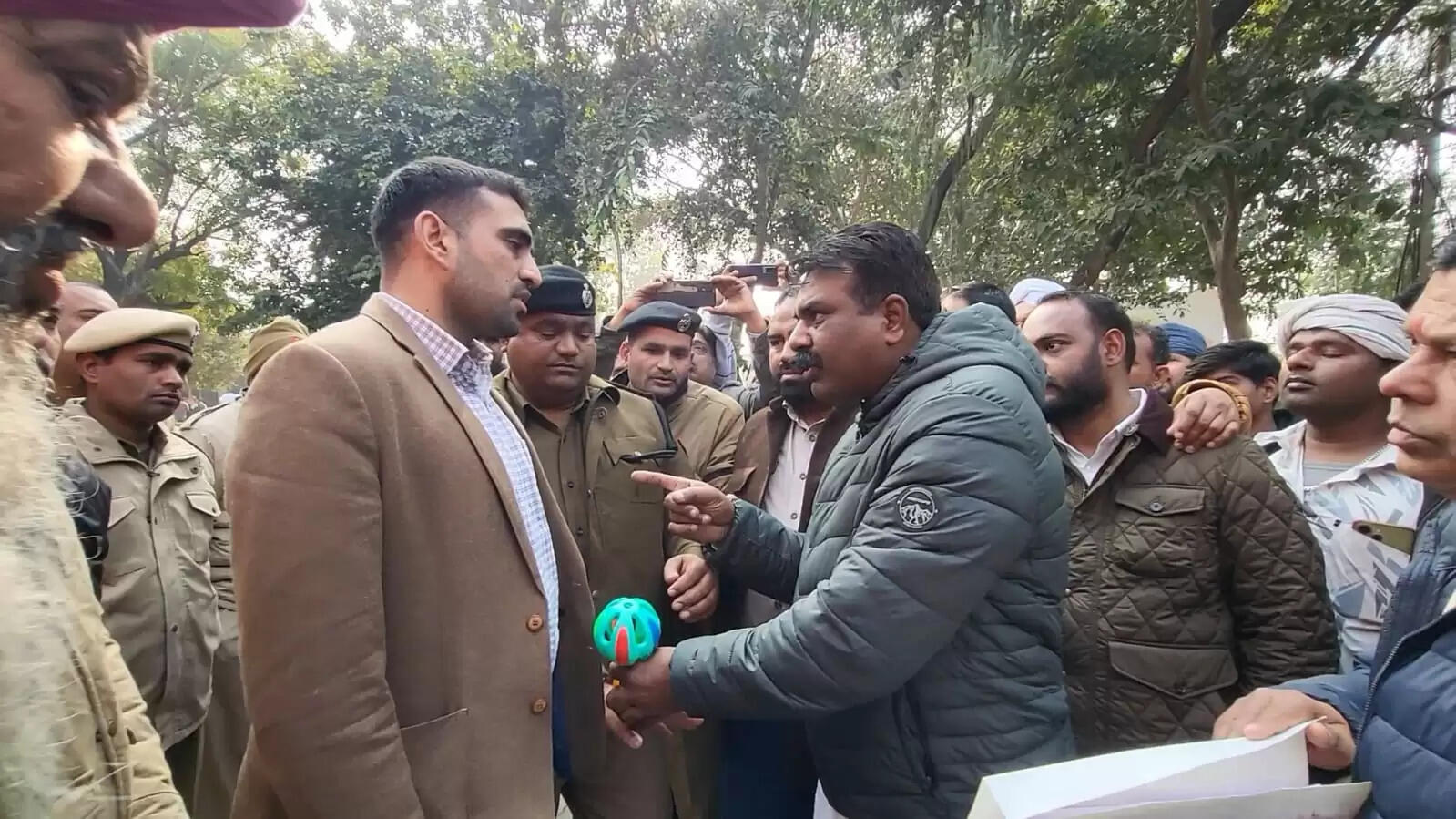 कैथल : दुकानाें के विवाद काे लेकर गुहला के विधायक ने एसडीएम को थमाया झुनझुना