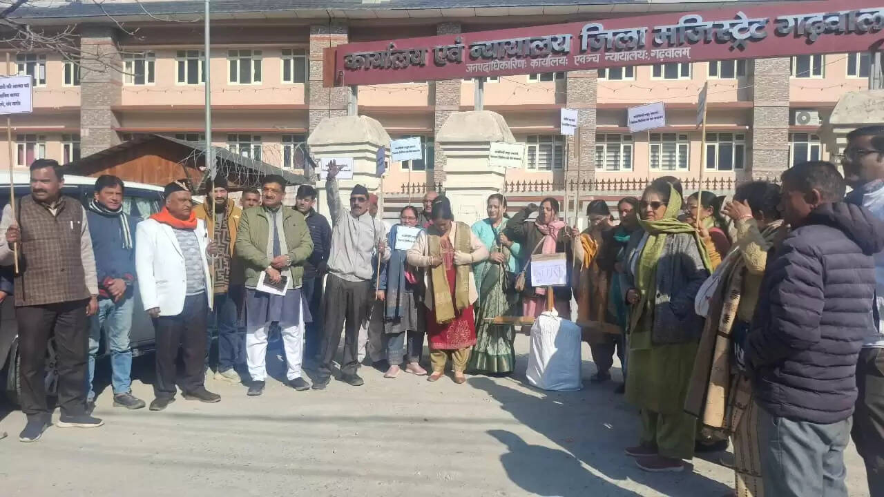 भाजपा ने कांग्रेस पर लगाया राजनीति करने का आरोप, फूंका पुतला