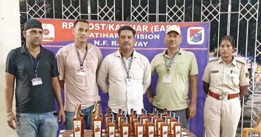पश्चिम बंगाल से टोटो में लाई जा रही भारी मात्रा में विदेशी शराब जब्त, दो गिरफ्तार