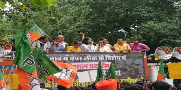 (अपडेट)&nbsp;दिल्ली भाजपा का आआपा कार्यालय पर प्रदर्शन, पेपर लीक पर दोहरे मापदंड का आरोप