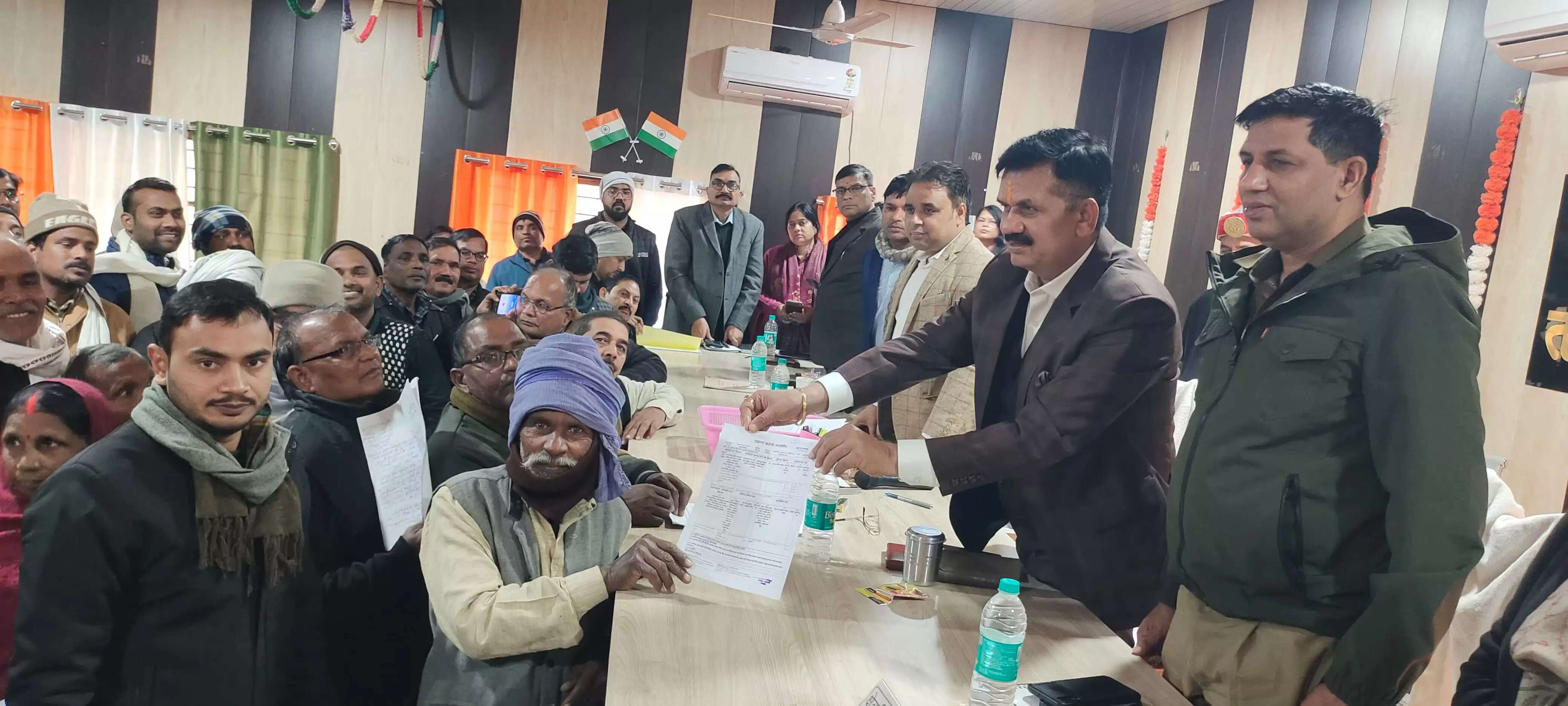 सुशासन सप्ताह में त्वरित निस्तारण, डीएम ने 10 मिनट में दिलाया जन्म प्रमाण पत्र