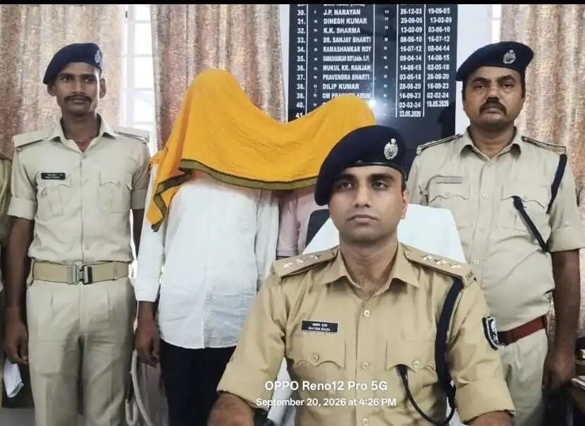 एटीएम में कार्ड फंसाकर ठगी करने वाले अंतरजिला गिरोह का पर्दाफाश, दो शातिर साइबर फ्रॉड गिरफ्तार