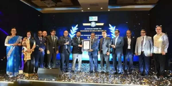 एलआईसी ने 24 घंटे में सर्वाधिक जीवन बीमा पॉलिसियां बेचने का बनाया गिनीज वर्ल्ड रिकॉर्ड