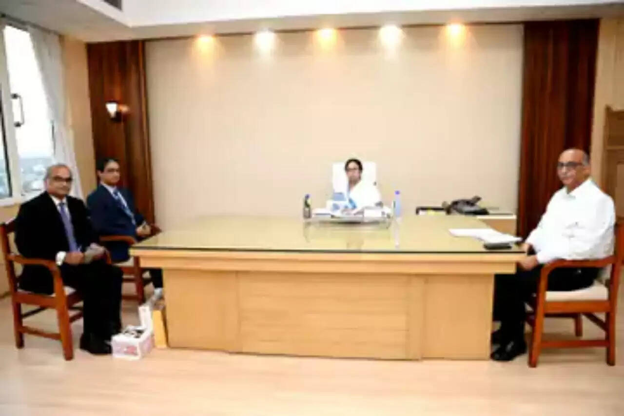 ममता बनर्जी और बांग्लादेश उच्चायुक्त की मुलाकात, टैगोर के पुश्तैनी घर में तोड़फोड़, सीमा पार घुसपैठ को लेकर बढ़ी चिंता