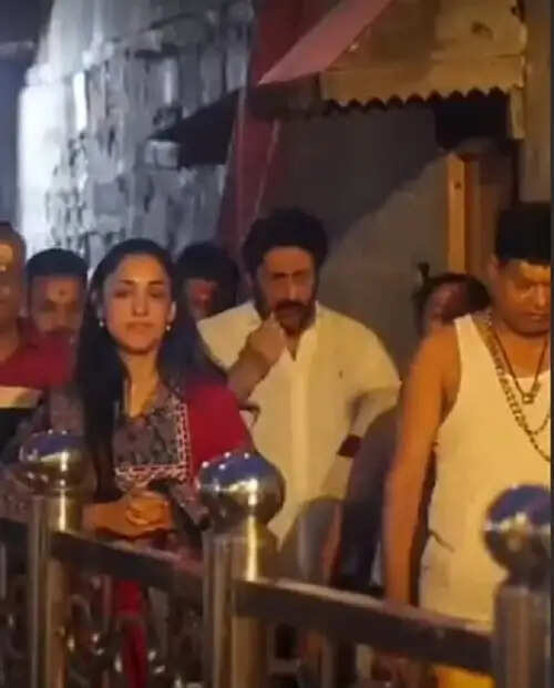 अभिनेता मोहित रैना पत्नी अदिति संग पहुंचे महाकाल मंदिर, भस्म आरती में हुए शामिल