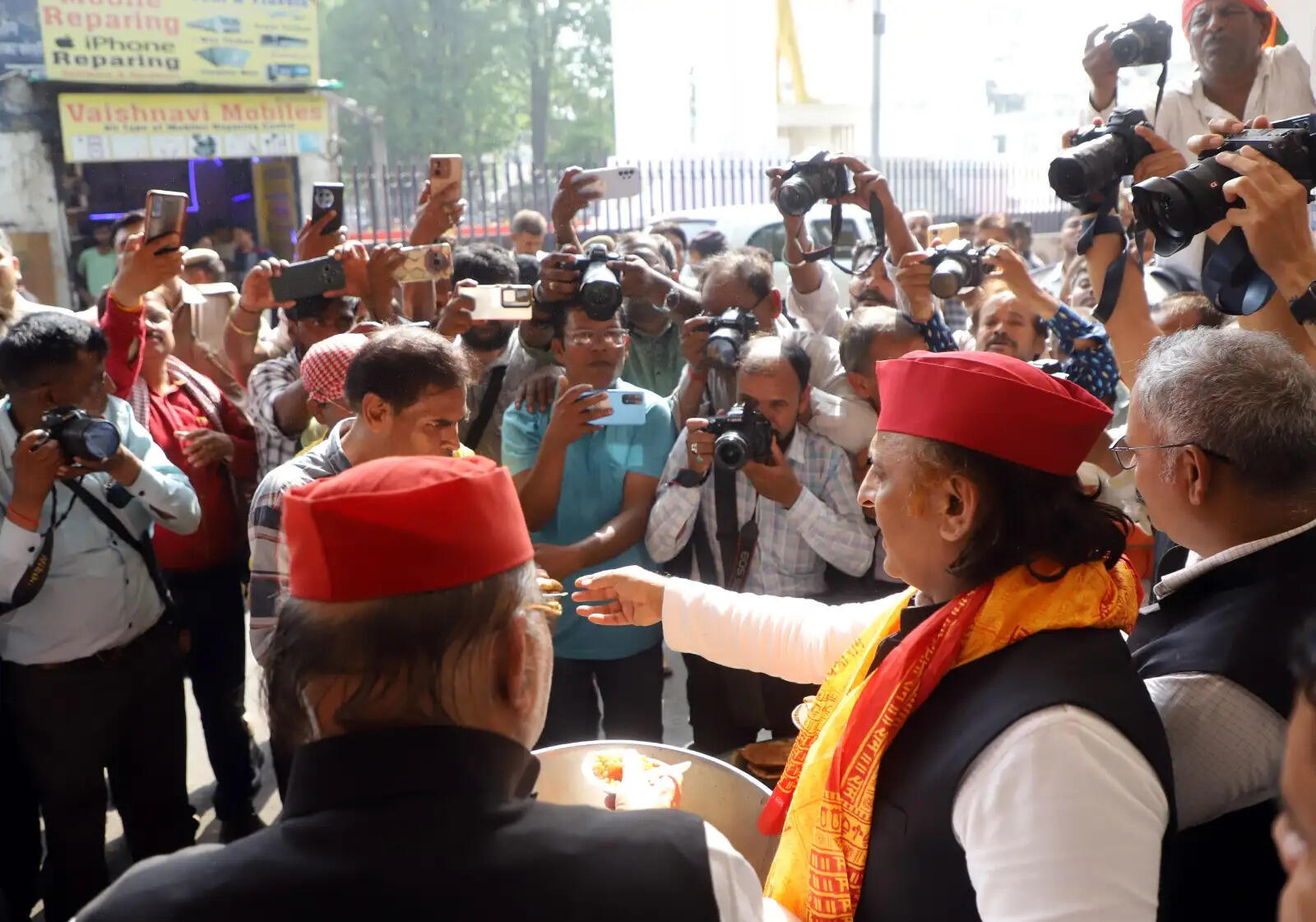 लखनऊ के हजरतगंज भंडारे में पहुंचे अखिलेश यादव, बांटा प्रसाद