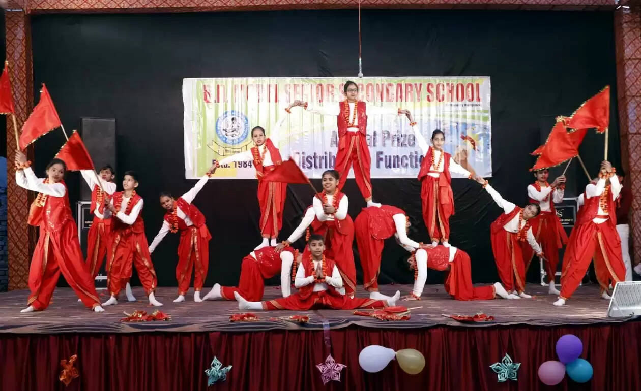 हिसार : 53 मेधावी विद्‌यार्थियों को रेणु स्मृति सिल्वर मेडल देकर किया गया सम्मानित