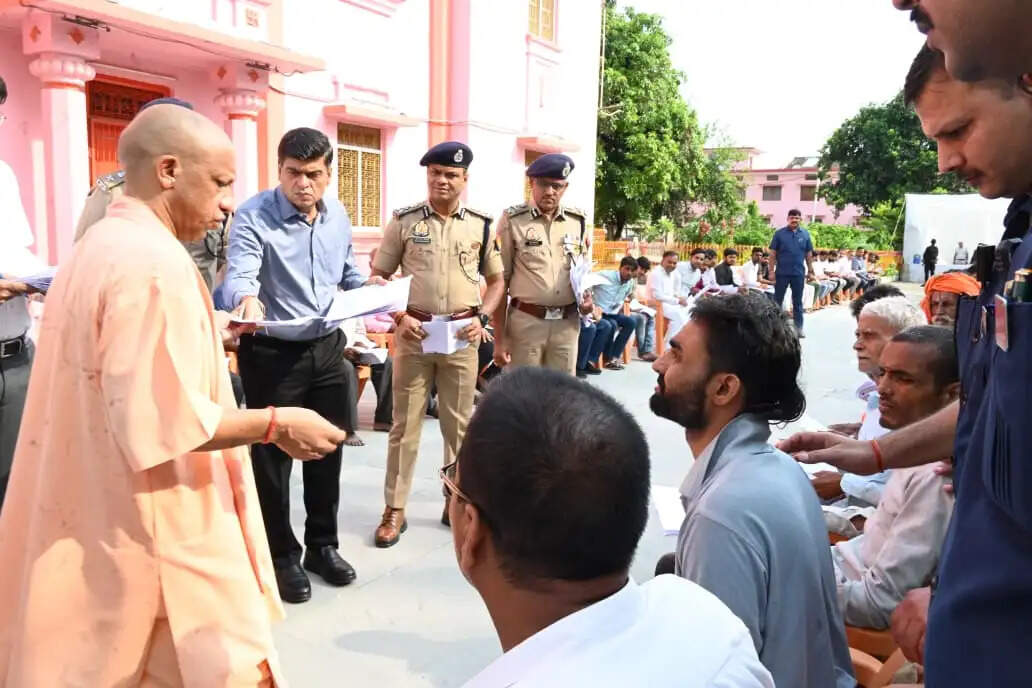 जनता की समस्याओं का शीघ्र समाधान कराएं अधिकारी : मुख्यमंत्री योगी