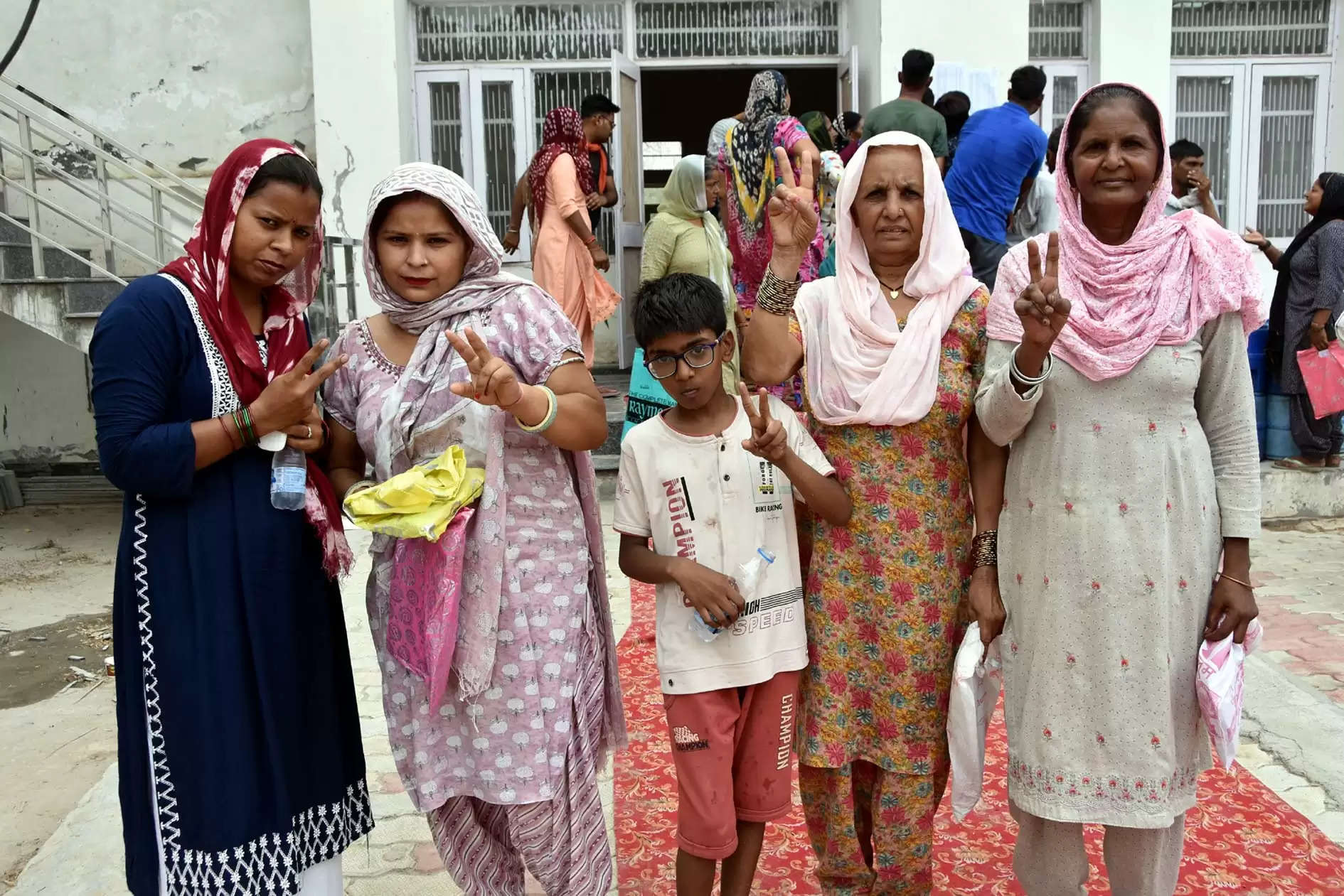 फतेहाबाद: हाउसिंग फॉर ऑल विभाग द्वारा पात्र शहरी गरीबों को दिए 30-30 गज के प्लॉट