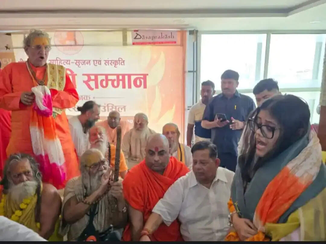 वृंदावन में सम्मानित हुईं 'हनुमान अंश' की युवा निर्माता अनुप्रिया नागर, प्रेमानंद महाराज का लिया आशीर्वाद