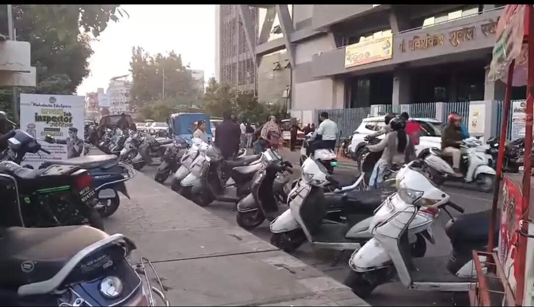 जबलपुर :&nbsp;यातायात सुधार के दावों के बीच स्मार्ट सिटी की लापरवाही उजागर