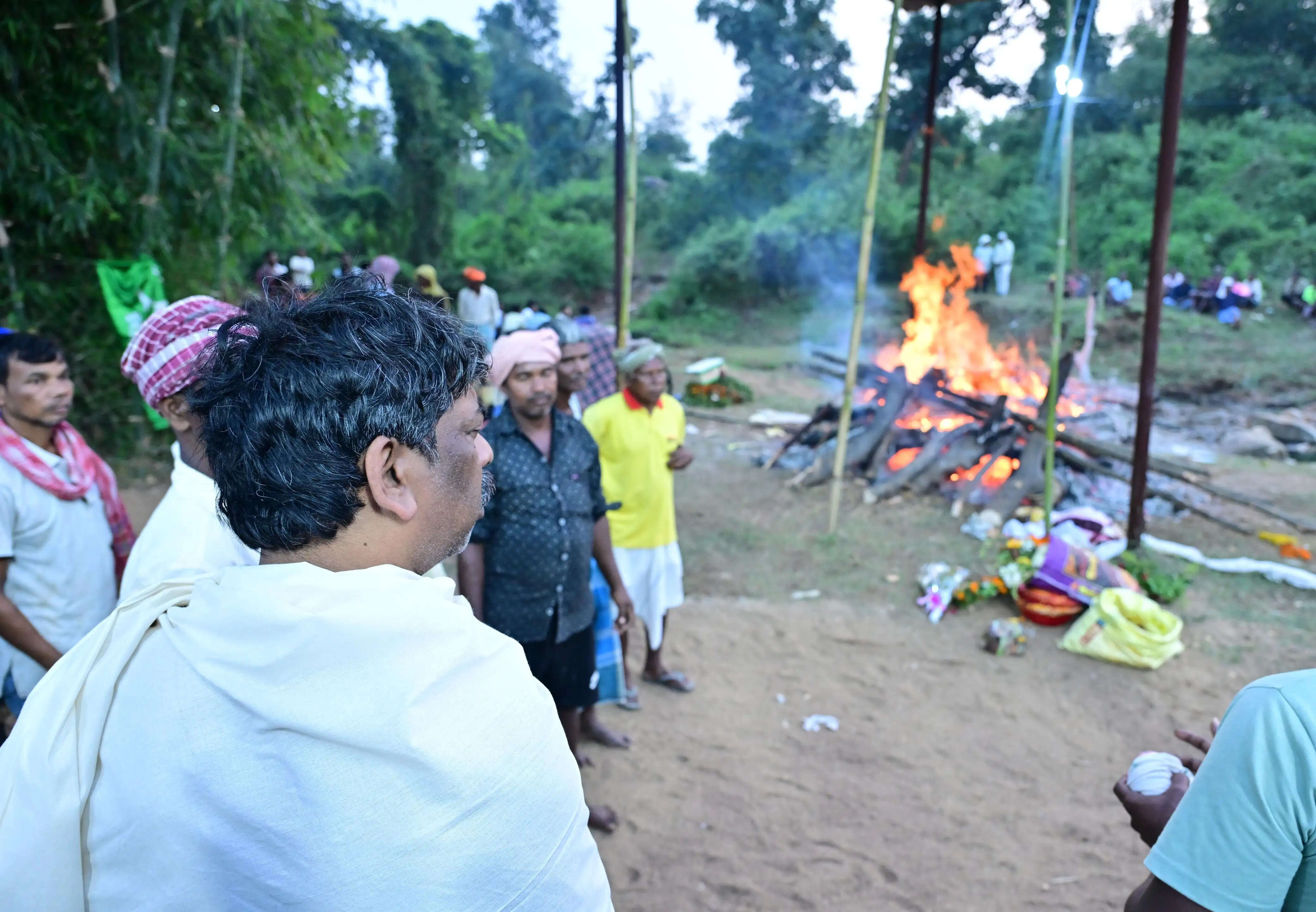 (अपडेट )मुख्यमंत्री ने अश्रुपूर्ण नेत्रों से दी अपनी मां को अंतिम विदाई, शव यात्रा में उमड़ा जनसैलाब