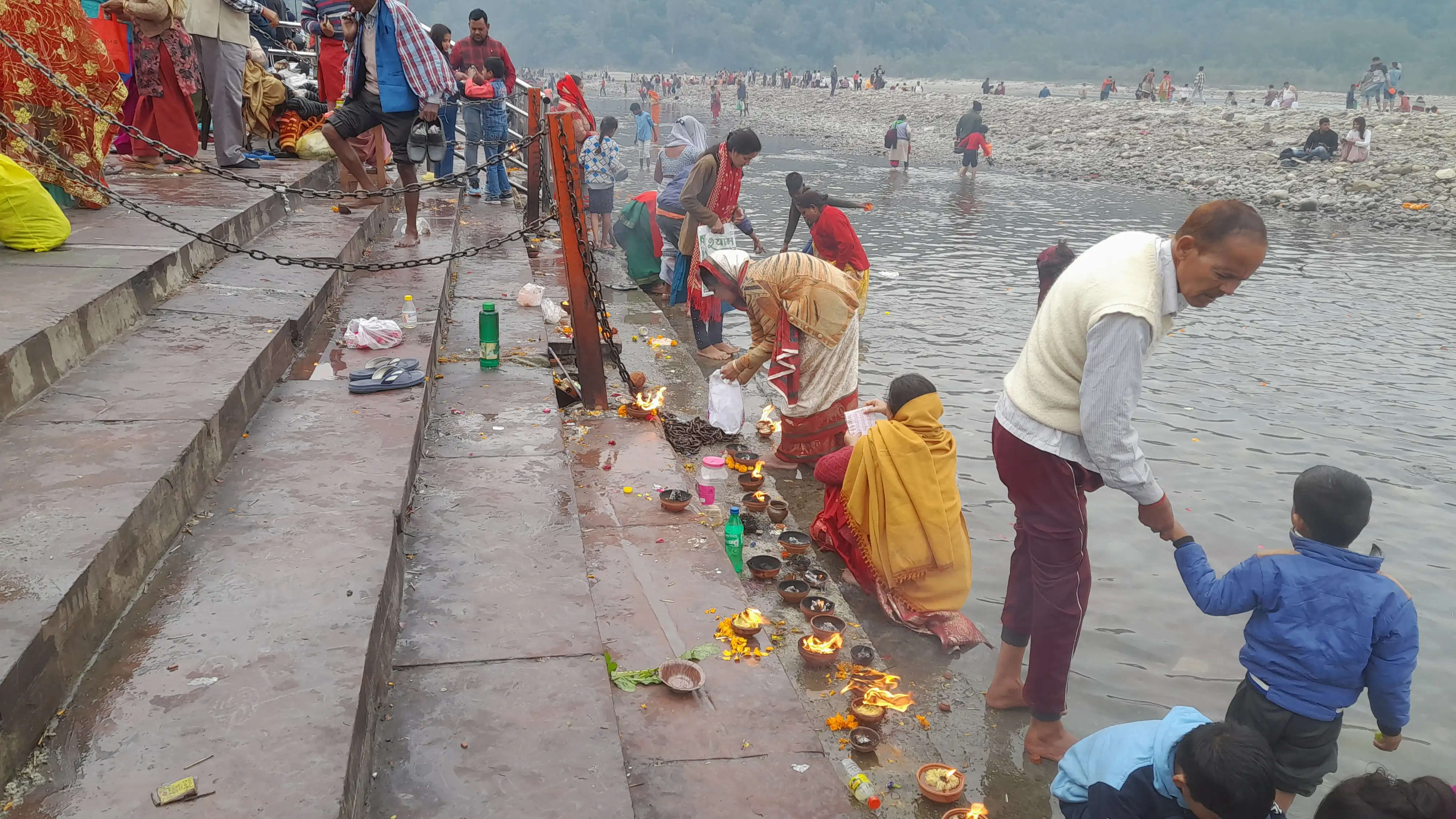 कार्तिक पूर्णिमा पर देश के विभिन्न प्रांतों से बड़ी संख्या में श्रद्धालुओं ने किया गंगा स्नान