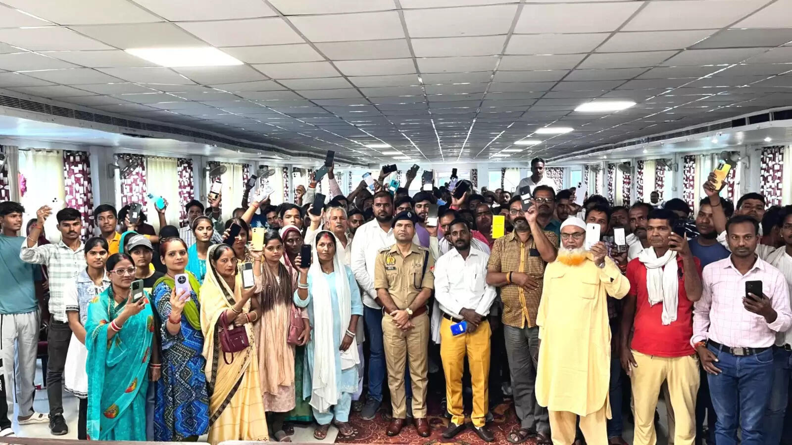 देवरिया: गायब 116 लोगों के मोबाइल पुलिस ने किया बरामद, खिल उठे चेहरे