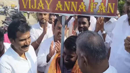 टीवीके के क्रिसमस उत्सव में पहुंचे अभिनेता विजय, विशाखापत्तनम से पैदल आए समर्थक का हुआ भव्य स्वागत