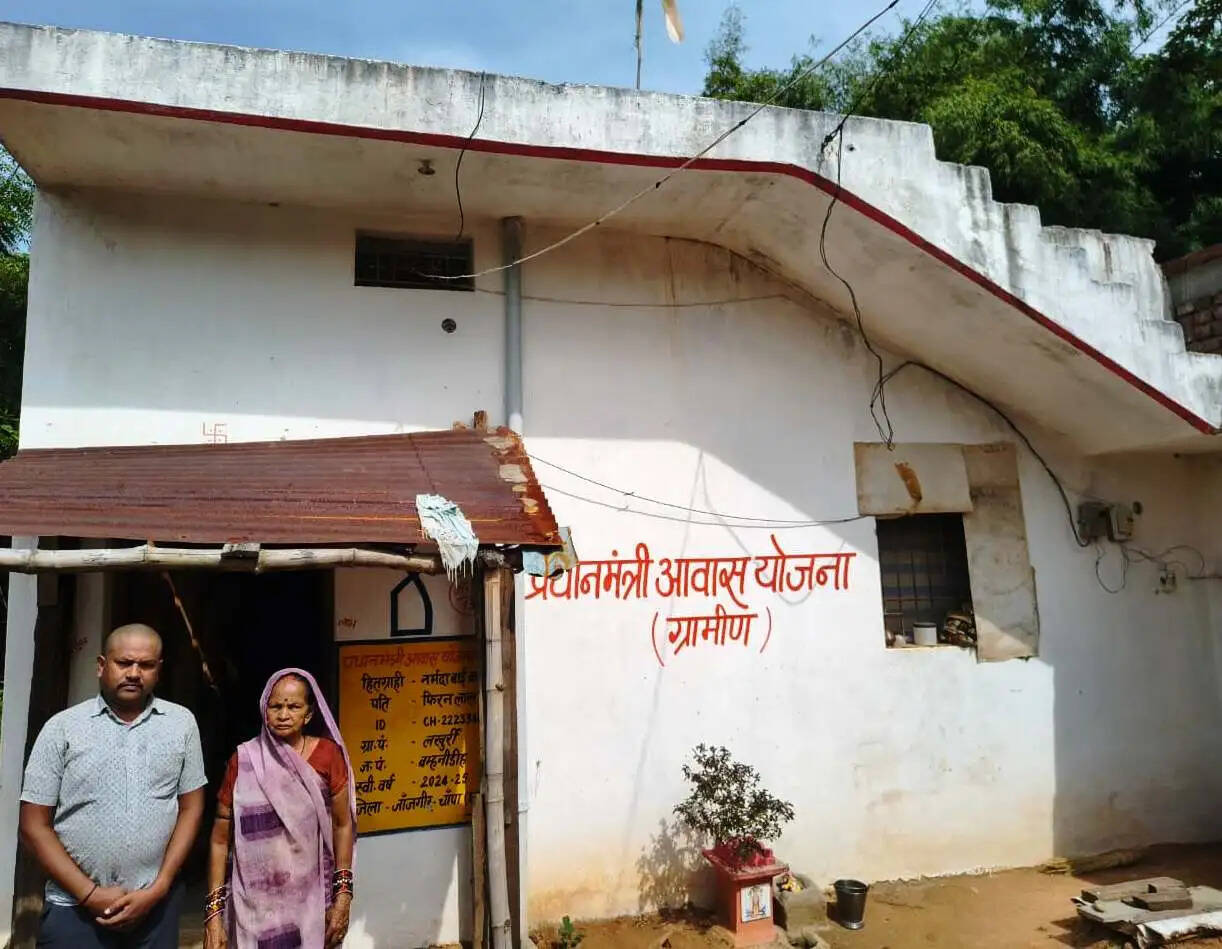 जांजगीर-चांपा : महतारी वंदन, पेंशन और शौचालय से मिला सहारा, पीएम आवास ने नर्मदा बाई को दी पक्की छत