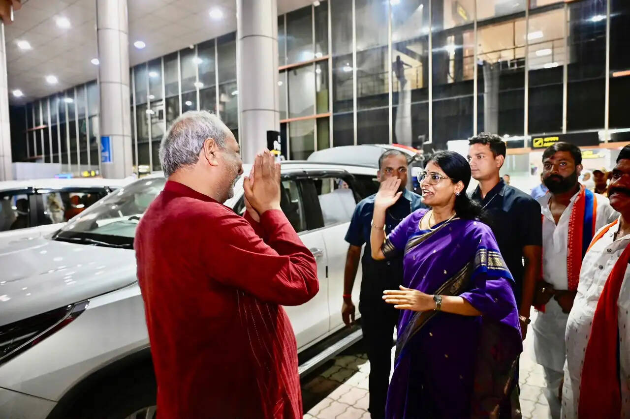 गोरखपुर एयरपोर्ट पर संजय निषाद की अनुप्रिया पटेल से शिष्टाचार भेंट, मौजूदा राजनीतिक परिदृश्य पर हुई सार्थक चर्चा