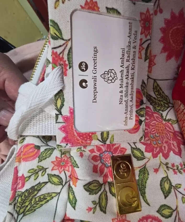 उद्यमी मुकेश अंबानी ने काशी की अन्नपूर्णा माता के लिए भेजी श्रृंगार सामग्री