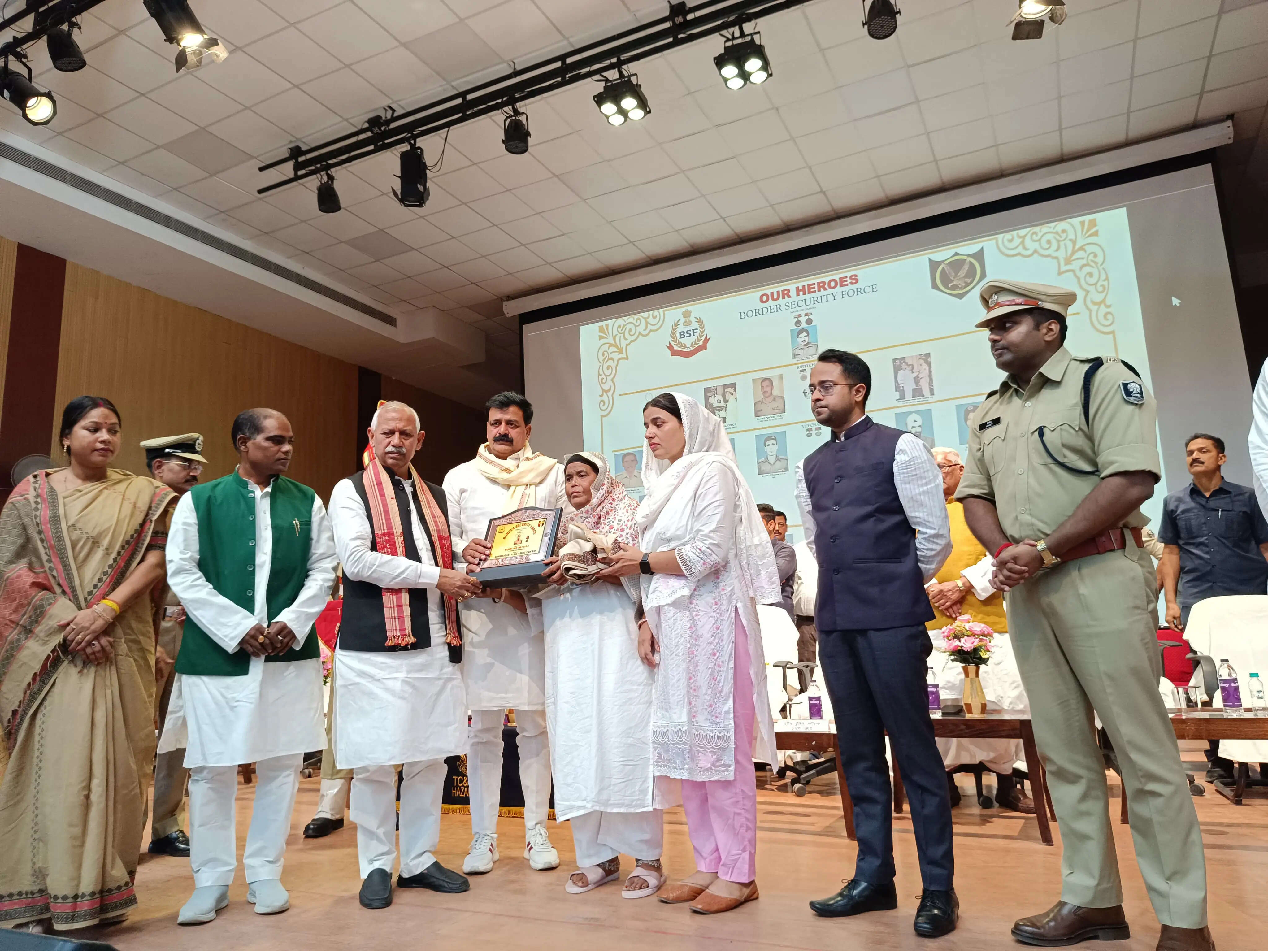 ऑपरेशन सिंदूर के वीर चक्र से सम्मानित सब-इंस्पेक्टर मोहम्मद इम्तियाज को छपरा में दी गई श्रद्धांजलि