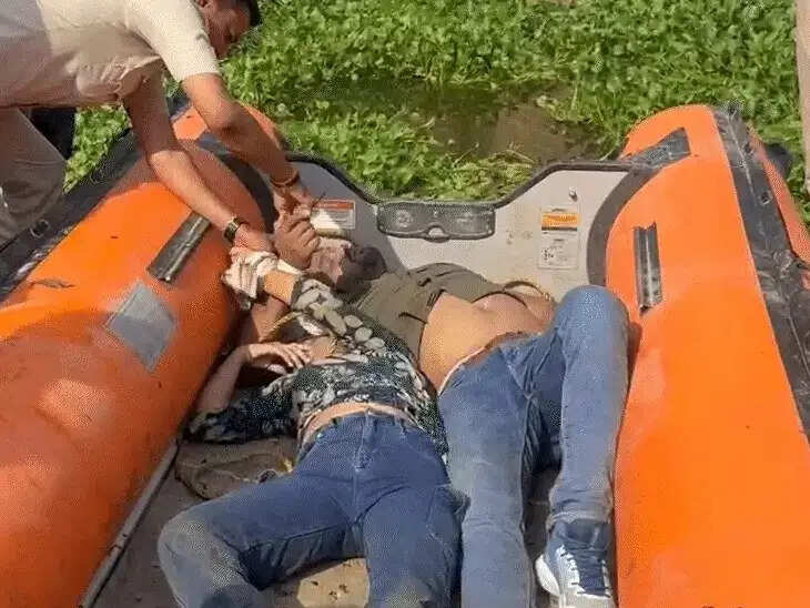 मुरैना में प्रेमी युगल ने&nbsp;सांक नदी&nbsp;में छलांग लगाकर&nbsp;दी&nbsp;जान,&nbsp;नौ माह पहले&nbsp;ब्लैकमेलिंग मामले में&nbsp;आया था&nbsp;नाम
