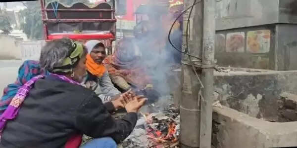 घने कोहरे और ठंड से लोगों की बढ़ी परेशानी