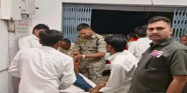 टीकमगढ़: डायल 112 के जवानों ने शादी समारोह में करंट से घायल हुए युवक को तत्काल पहुंचाया अस्पताल