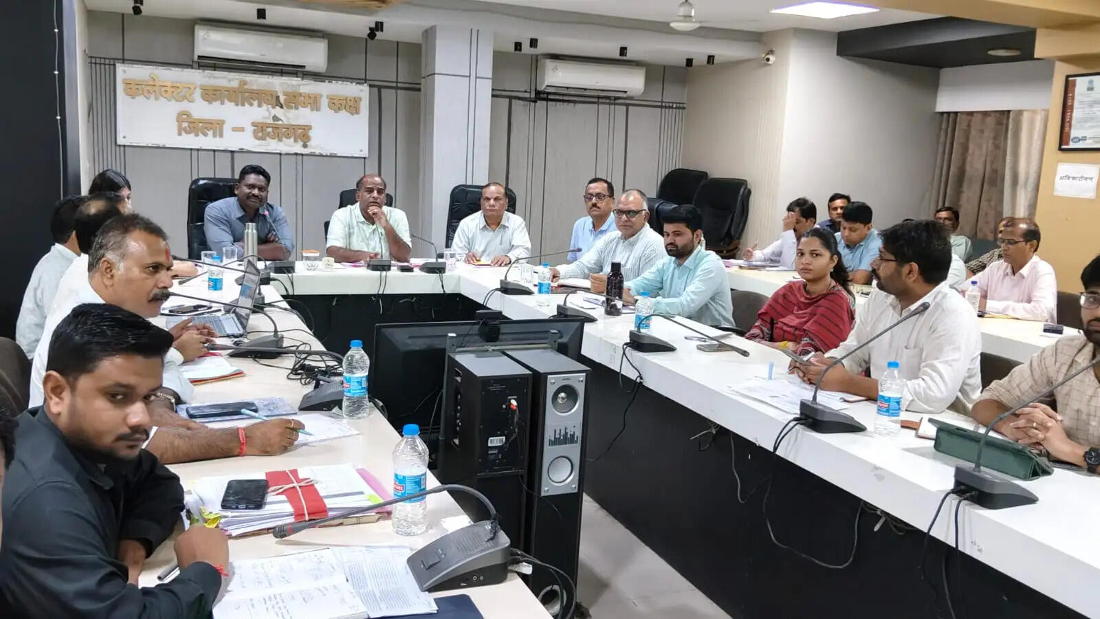 राजगढ़ः कलेक्टर ने सीएम हेल्पलाइन और जनविश्वास अभियान की समीक्षा कर दिए कड़े निर्देश