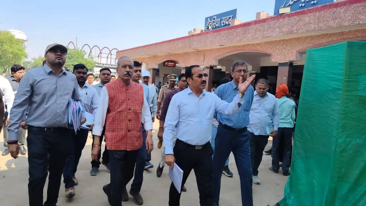 महाप्रबंधक ने अमृत भारत स्टेशन योजना के अंतर्गत चल रहे पुनर्विकास कार्यों को देखा